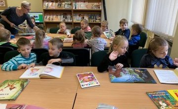 "Dzień Postaci z Bajek" - zajęcia biblioteczne gr. 0B