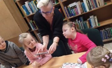 "Bajki o zwierzętach z rozszerzoną rzeczywistością" - zajęcia biblioteczne gr. 0A