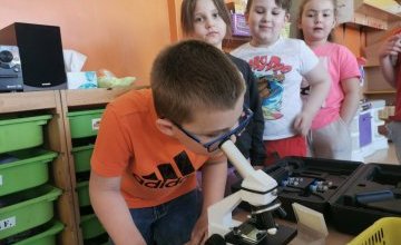 „Świat wokół nas czyli zabawy z mikroskopem” w grupie 0B