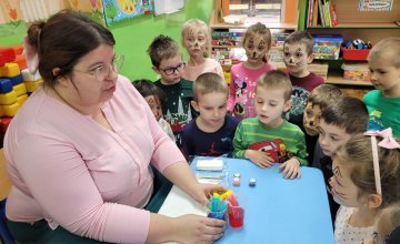 Laboratorium z fizyką - doświadczenie z chusteczkami