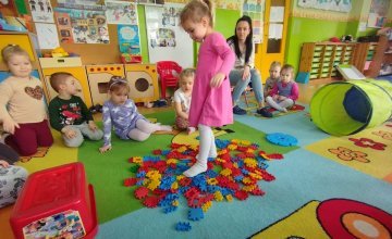 Zabawy na ścieżce sensorycznej - gr. 3, 4-latków