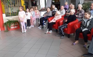 Zawody w kręgle z Seniorami - gr. 5-latków
