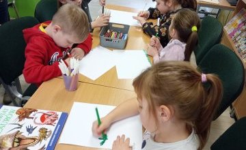 "Dinozaury i inne istoty prehistoryczne" - zajęcia biblioteczne gr. 0A