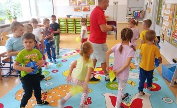 Zajęcia ruchowe ogólnorozwojowe z CKS Czeladź "Każdy przedszkolak ci powie,  że sport to zdrowie" w ramach programu „Przeciwdziałanie uzależnieniom i patologiom społecznym” - gr. 0A i 0B