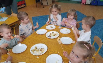 Maluchy robią owocowe szaszłyki