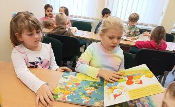 "W świecie krasnoludków" - zajęcia biblioteczne gr. 0A