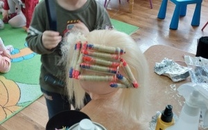 5-latki poznają zawód fryzjera (1)
