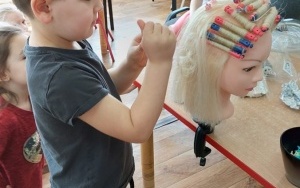 5-latki poznają zawód fryzjera (2)