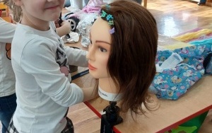 5-latki poznają zawód fryzjera (4)