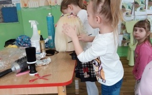 5-latki poznają zawód fryzjera (3)