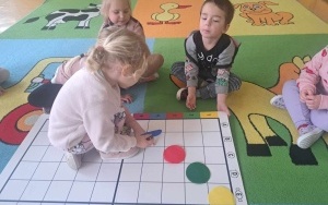 Kodowanie na dywanie  - grupa 3-latków (7)