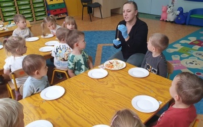 Maluchy robią owocowe szaszłyki (12)