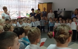 "Szkoła do hymnu" - uroczysta akademia z okazji Święta Niepodległości Polski (10)