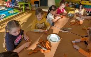 Pieczemy ciasto z okazji Dnia Marchewki - gr. 0B (2)