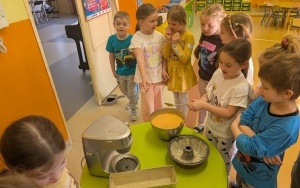 Pieczemy ciasto z okazji Dnia Marchewki - gr. 0B (8)