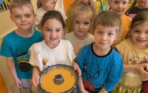 Pieczemy ciasto z okazji Dnia Marchewki - gr. 0B (4)