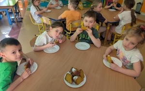 Pieczemy ciasto z okazji Dnia Marchewki - gr. 0B (6)