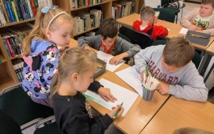 Międzynarodowy Dzień Telefonów Zaufania dla Dzieci i Młodzieży - zajęcia biblioteczne gr. 0B (6)