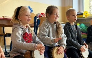 „Afrykańska szczypta muzyki” - warsztaty bębniarskie (3)