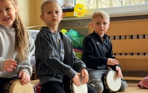 „Afrykańska szczypta muzyki” - warsztaty bębniarskie (4)