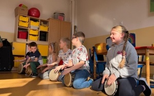 „Afrykańska szczypta muzyki” - warsztaty bębniarskie (6)
