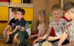 „Afrykańska szczypta muzyki” - warsztaty bębniarskie (6)