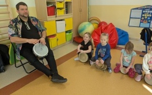 „Afrykańska szczypta muzyki” - warsztaty bębniarskie (8)