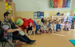 „Afrykańska szczypta muzyki” - warsztaty bębniarskie (9)