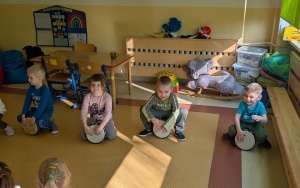 „Afrykańska szczypta muzyki” - warsztaty bębniarskie (9)