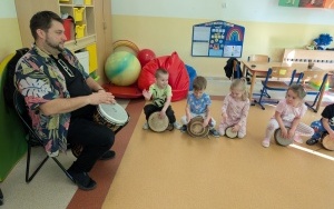 „Afrykańska szczypta muzyki” - warsztaty bębniarskie (10)