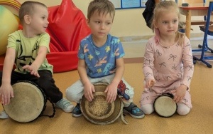 „Afrykańska szczypta muzyki” - warsztaty bębniarskie (11)