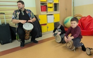 „Afrykańska szczypta muzyki” - warsztaty bębniarskie (13)