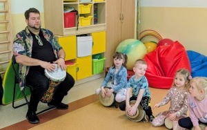 „Afrykańska szczypta muzyki” - warsztaty bębniarskie (16)