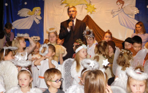 Pan Burmistrz z dziećmi na scenie