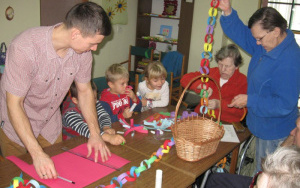 Seniorzy pomagają dzieciom