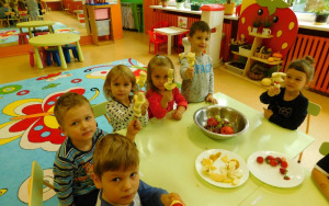 Owocowe szaszłyki - zajęcie w grupie 4-latków