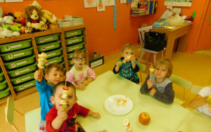 Owocowe szaszłyki - zajęcie w grupie 4-latków