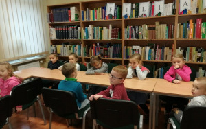 Grupa 0A na zajęciach bibliotecznych