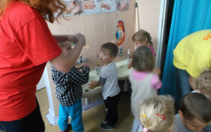 Maluchy uczą się prawidłowo myć ręce