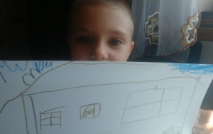 Natan i jego dom na rysunku