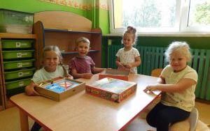 Grupa dzieci z grupy 4-latków przy stoliku