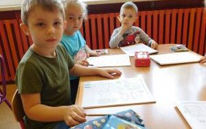 Dzieci z gr. 5-latków przy stoliku