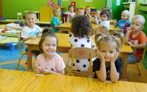 Dzieci z grupy 3-latków przy stolikach