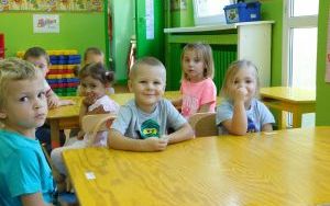 Grupa dzieci 3-letnich przy stoliku