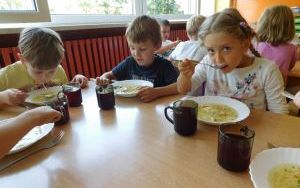 Grupa dzieci je obiad
