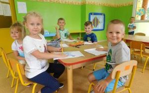Dzieci z gr. 4-latków przy stoliku