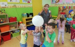 Grupa dzieci 4-l bawi się balonami
