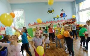 grupa dzieci 0A bawi się balonami