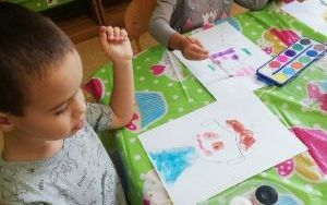 Dwoje dzieci z gr. 4-l maluje farbami przy stoliku