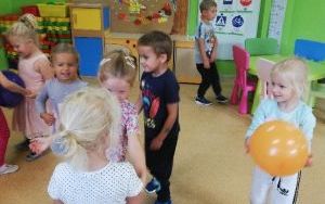 Grupa dzieci 4-l tańczy z balonami